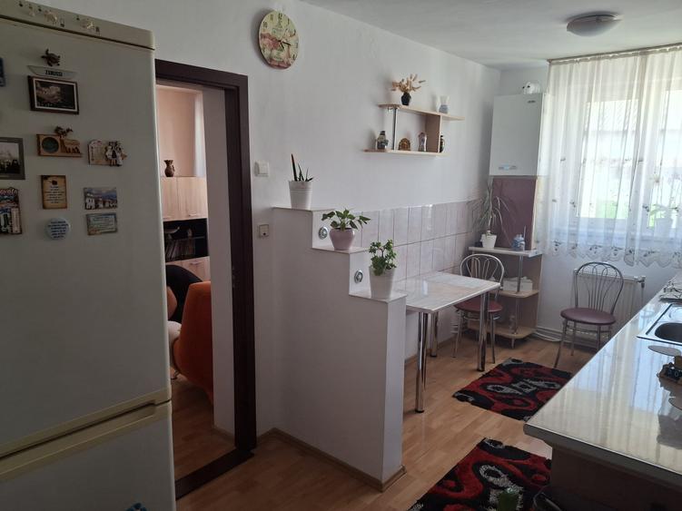 Apartament cu doua camere semidecomandat finisat si mobilat etajul 4 cu pod