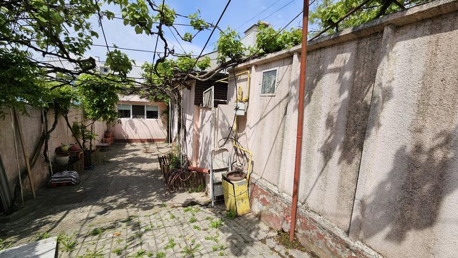 Faleza Nord - strada Unirii - teren 986 mp + casa (langa Scoala Colibri)
