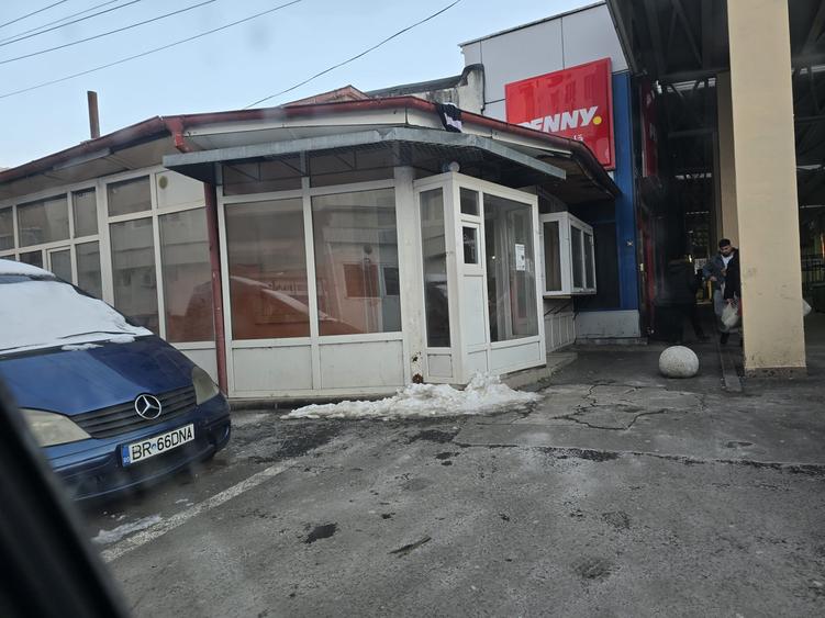 Spatiu Comercial zona Piata Microhala Cladire independenta