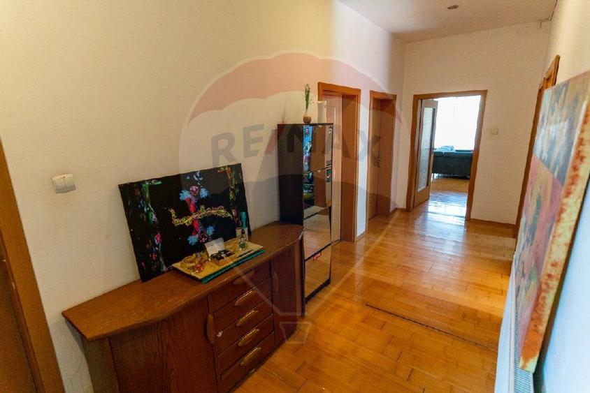 Hotel / Pensiune de închiriat sau vanzare în zona Central,Hunedoara