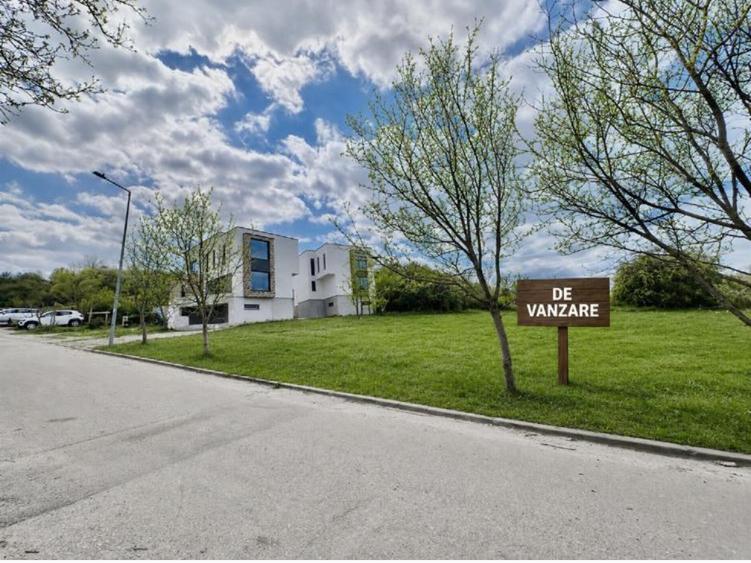 Teren cu autorizatie triplex in Floresti zona Terra