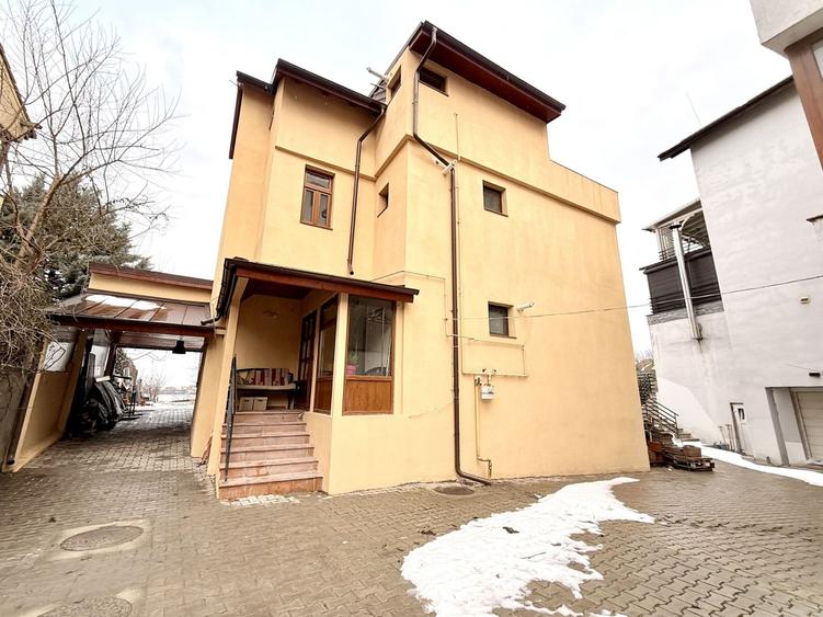 Doua etaje in vila pe malul lacului Grivita birouri rezidential