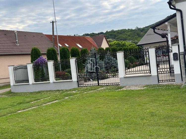 Casa ultramoderna de vanzare in Hetiur