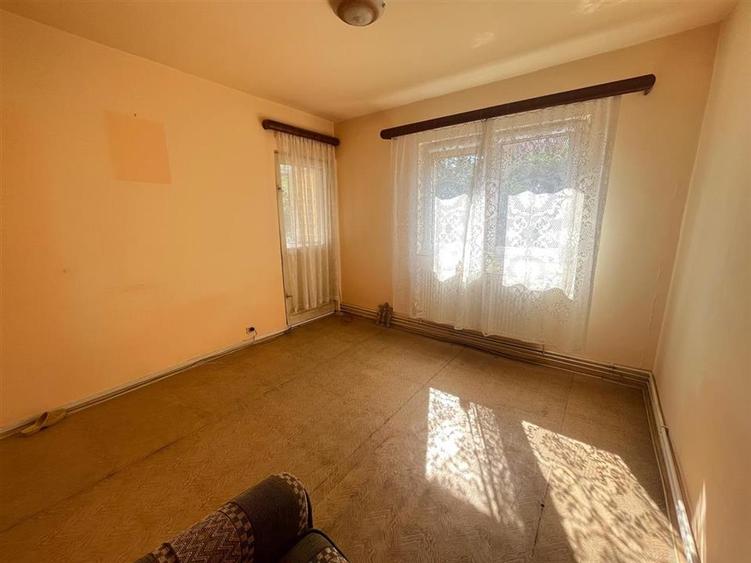 Apartament 2 camere decomandat balcon pivnita zona Vasile Aaron