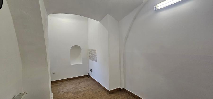 Inchiriez spatiu comercial cu alimentatie publica,26m,parter,Piata Mare,in curte