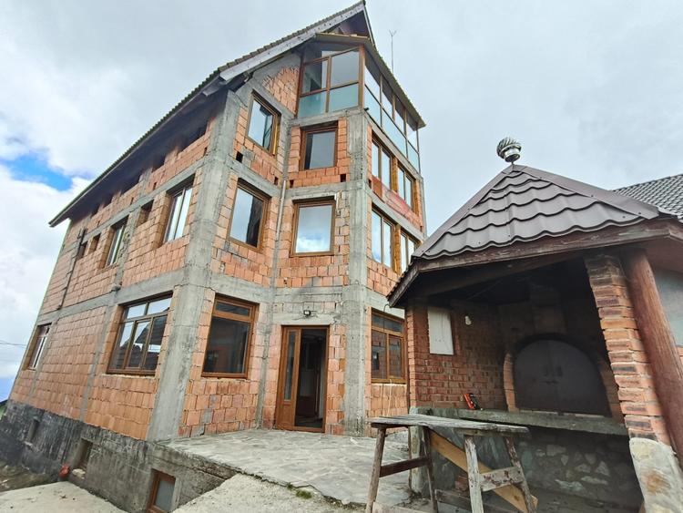 Pensiune de vânzare în Rânca – oportunitate rară lângă pârtia M1