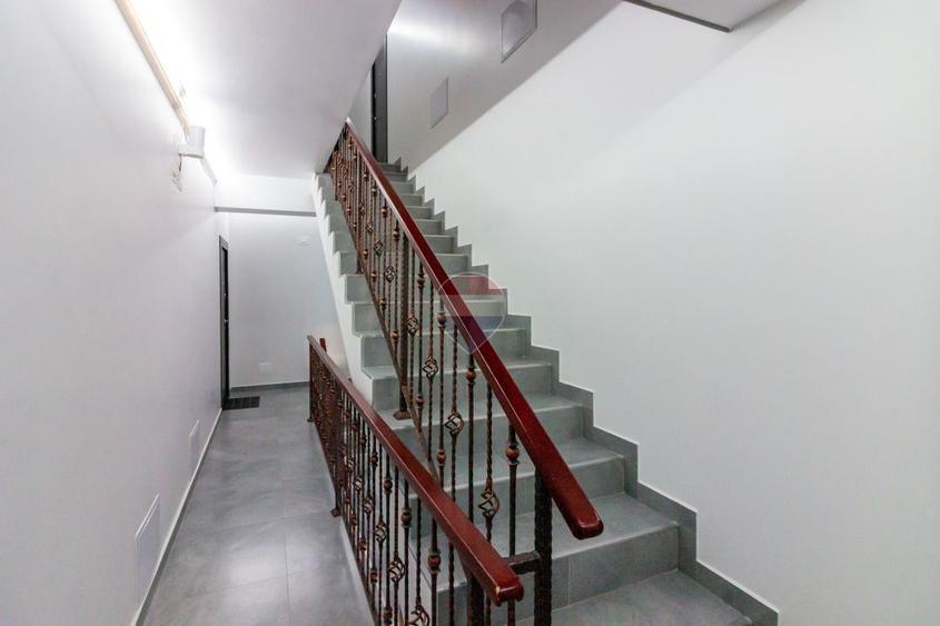 Casă / Vilă de vanzare cu 14 camere, 14 bai, teren 650 mp, 14xparcare