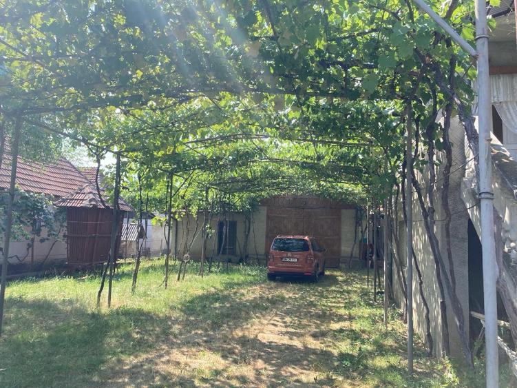 Vand casa 7 camere + anexe + teren 3515 mp