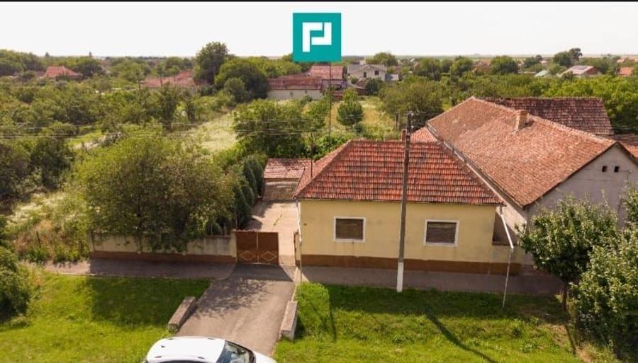 Casa în Cuvin la poalele dealului