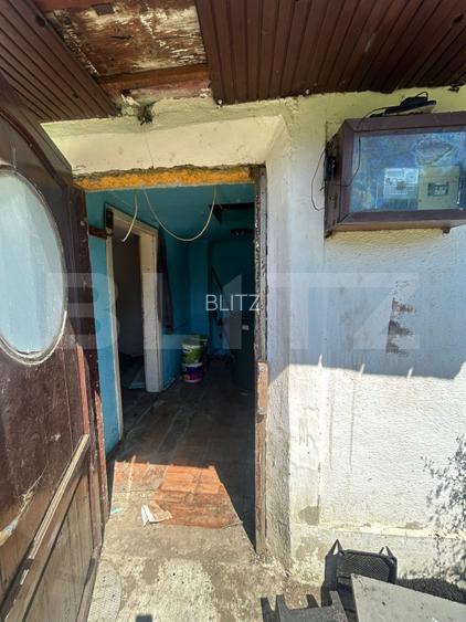 Teren ingradit si casa la rosu - 7