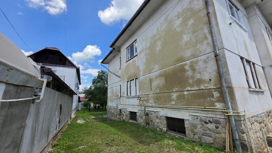 Apartament cu 4 camere , garaj si teren de 420 mp de vanzare zona Sub Arini