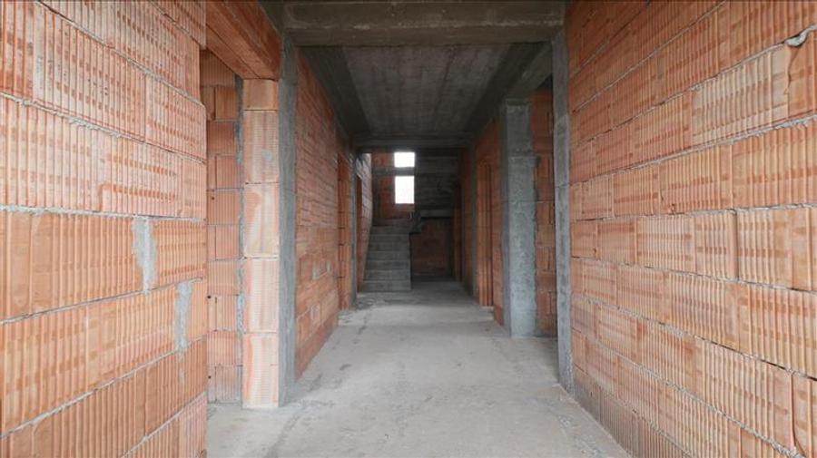 Casa cu 8 camere, 900 mp teren, la rosu in Rediu