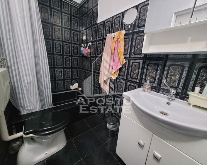 Casa individuala de vanzare, cu 4 camere si 2 garaje, zona Lipovei