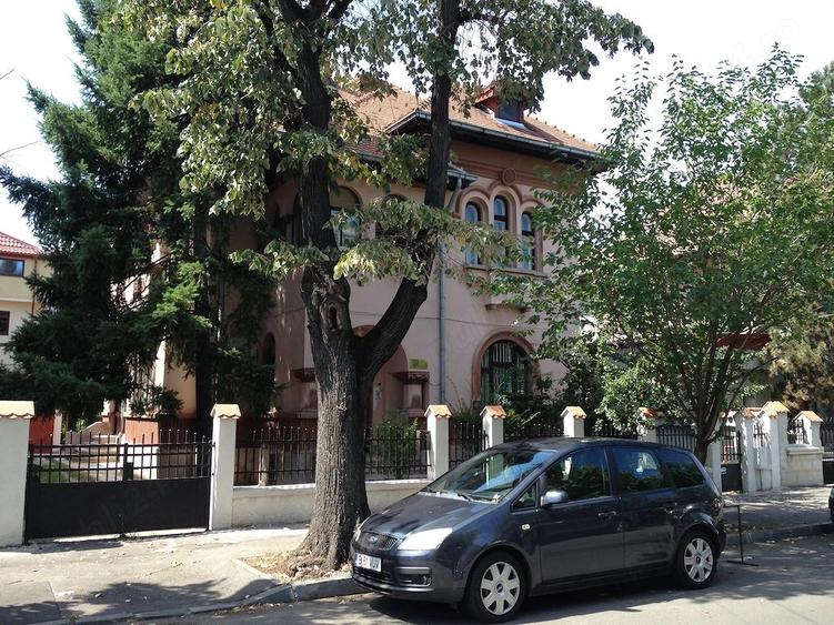 Apartament în Vilă Domenii-Cașin | 3 Camere, Curte 250mp & 4 Locuri Parcare