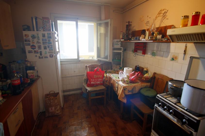 Apartament 3 camere, decomandat, centrala proprie, 3 minute de Mall