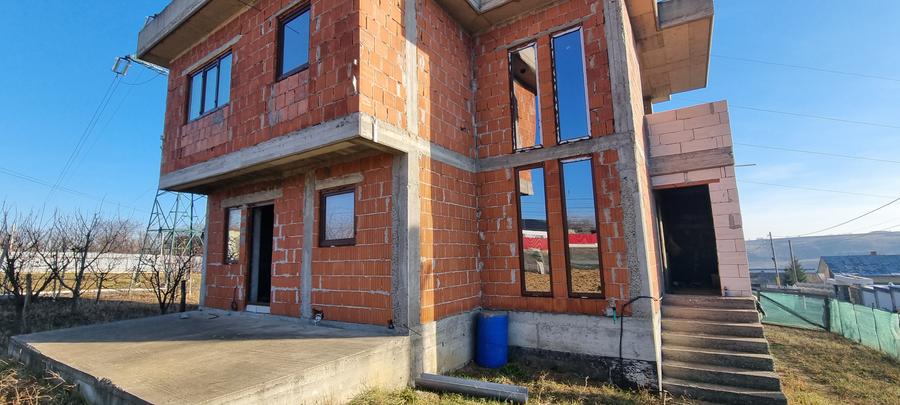 Casa noua cu etaj la intrare in Curtesti