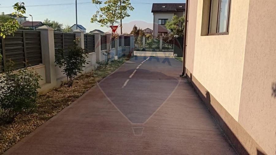 Casă / Vilă spațioasă cu curte mare de închiriat în Domnești