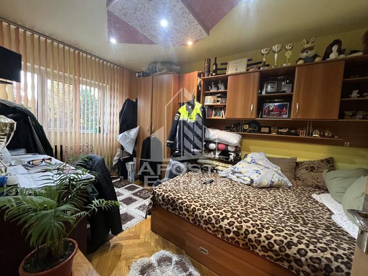 Apartament cu 3 camere,2 bai, etajul 1,centrala proprie,zona Girocului