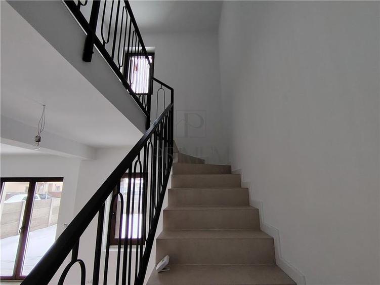Duplex despartit prin camera tehnica - toate utilitatile- zona excelenta