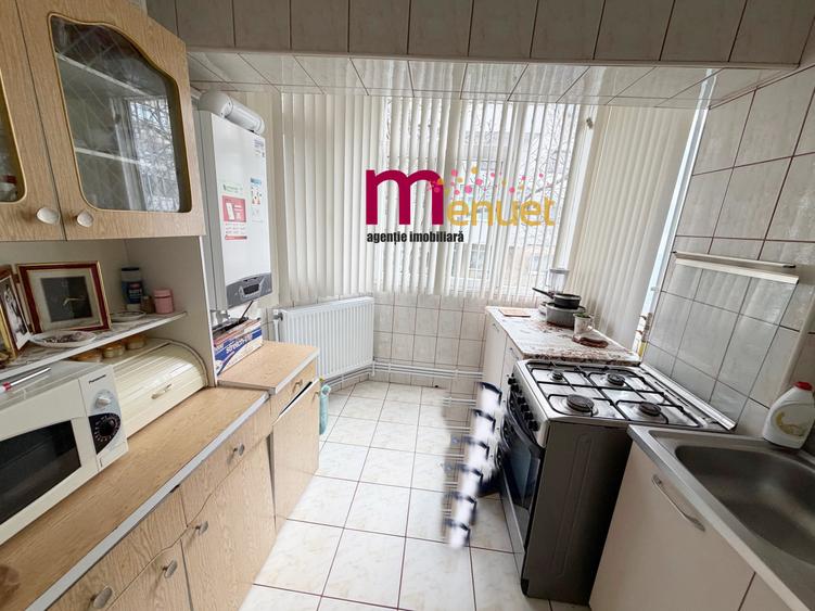 Apartament 3 camere,str.Victoriei,etaj 1,90 mp