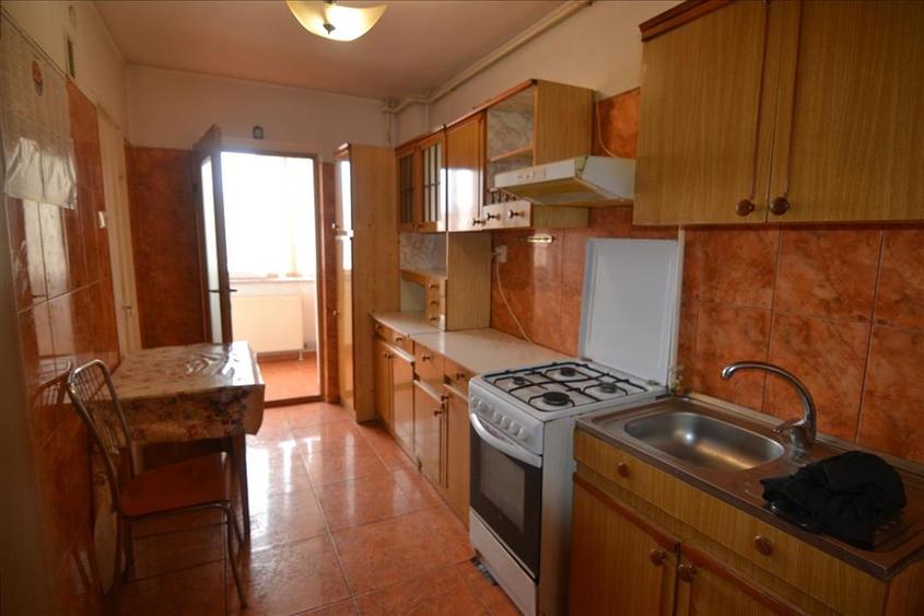 Apartament 3 camere etaj intermediar ,zona  Judetean