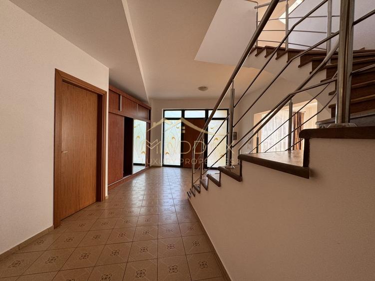 Vila Individuala 7 camere*Piscina*Teren 1000 mp / 8 parcari// Erou Iancu Nicolae