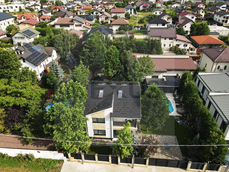 Vila exclusivista cu piscina si curte amenajata- gata de mutare