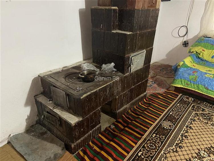 Casa formata din 2 corpuri de vanzare in sat Maluri , comuna Vulturu ,suprafata - 9