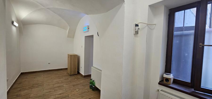 Inchiriez spatiu comercial cu alimentatie publica,26m,parter,Piata Mare,in curte