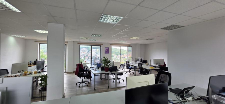 Vanzare spatiu birouri 135 mp, compartimentat, luminos, acces facil