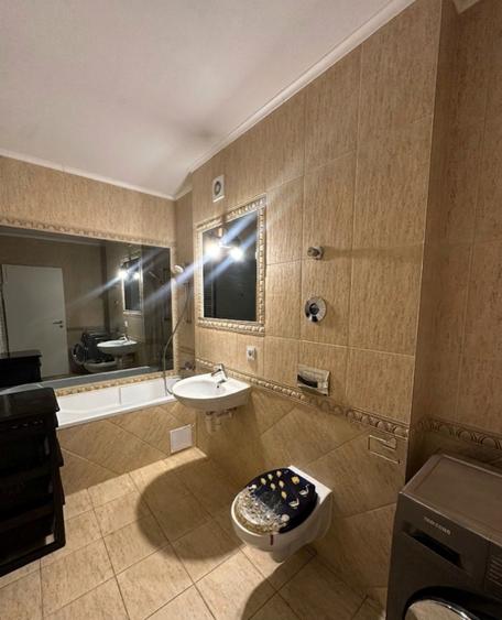 Inchiriez apartament DECOMANDAT 3 camere cu parcare si boxa