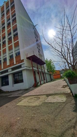 De vanzare in Reșița Cladire comerciala de 4etaje situata pe bulevard principal