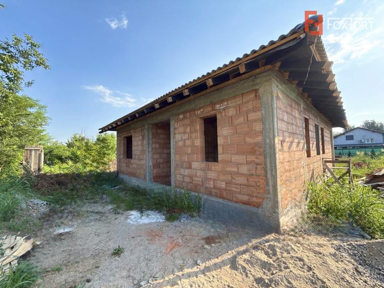 Casa individuala cu 3 camere si 656 mp teren, de vanzare in Sanmihaiu Roman
