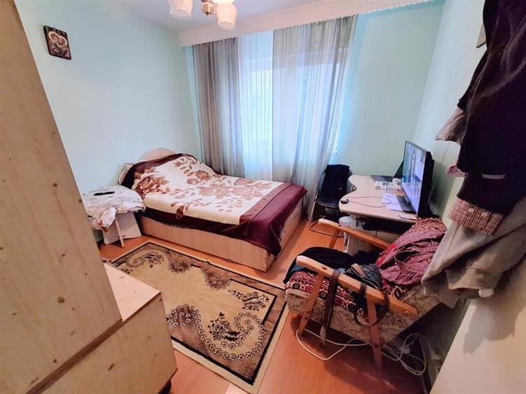 Apartament 3 camere semidecomandat zona Bazinul de Innot