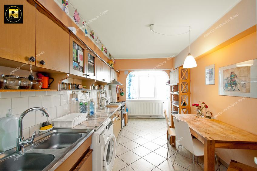 Vanzare apt 4 camere transformat in 3 camere, sup.85mp, in Galati,Piata Centrala
