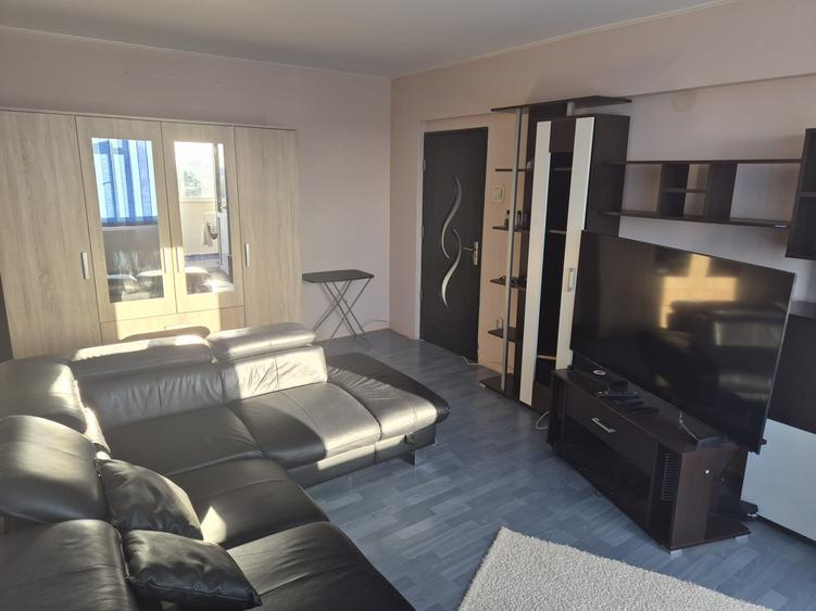Se vinde in Malu Rosu ap decomandat,doua camere,et8/10,pret 64000 negociabil.