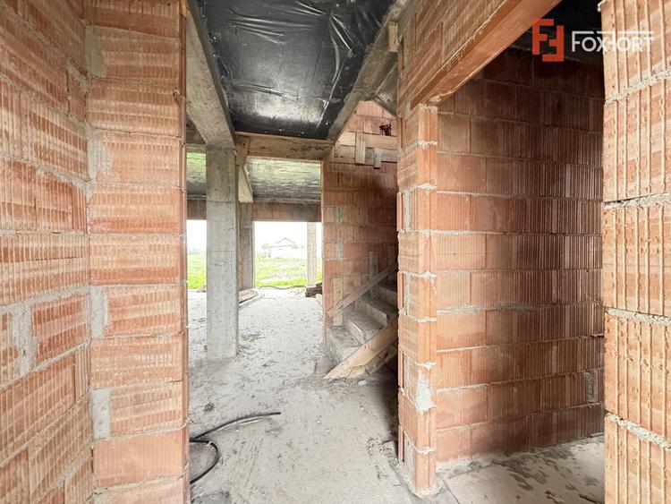 Duplex intreg 8 camere, LA ROSU, de vanzare in Sacalaz, la intrare