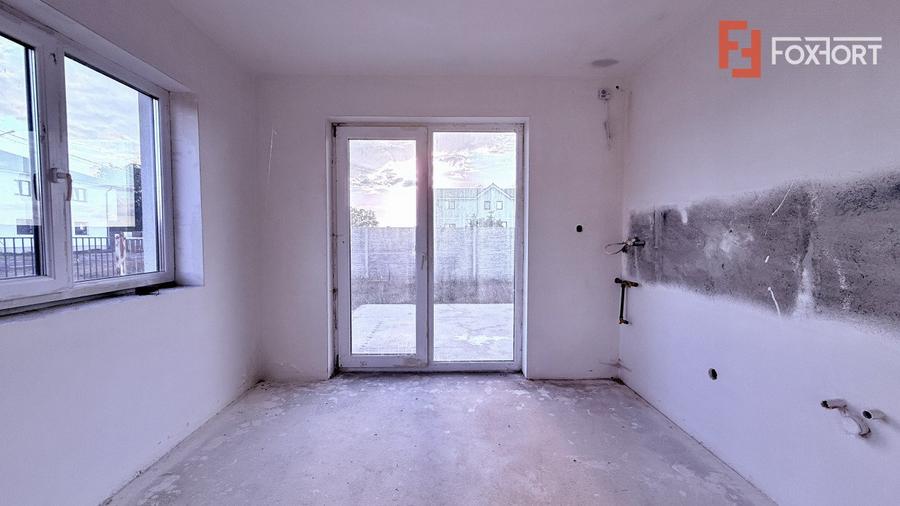 Casa tip triplex, cu 2 camere, de vanzare in Sanandrei.