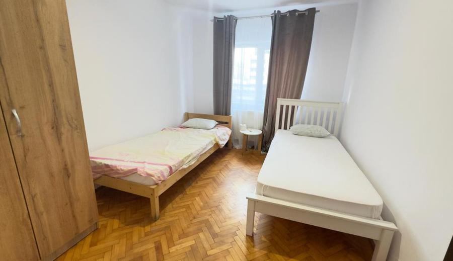 Apartament 3 camere decomandat intrare Răcădău, Str. Carpați