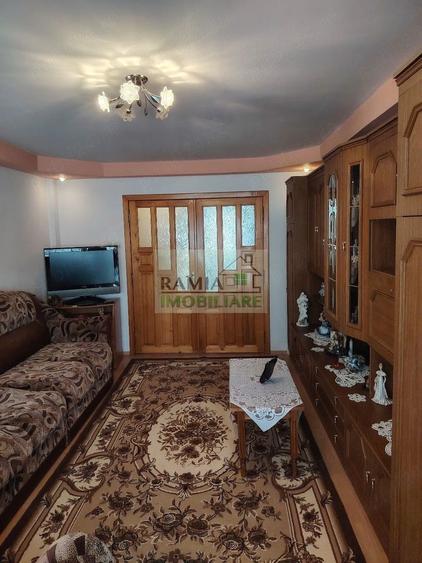 Apartament 3 camere decomandat, etaj 1, 2 balcoane și garaj – Râșnov