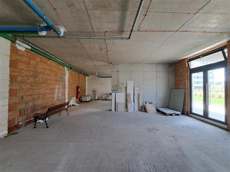 Spatiu comercial, 711 mp utili, situat in cartierul Intre Lacuri!
