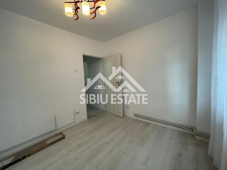 Apartament decomandat cu 2 camere, balcon, etaj 3, recent renovat, -Sibiu