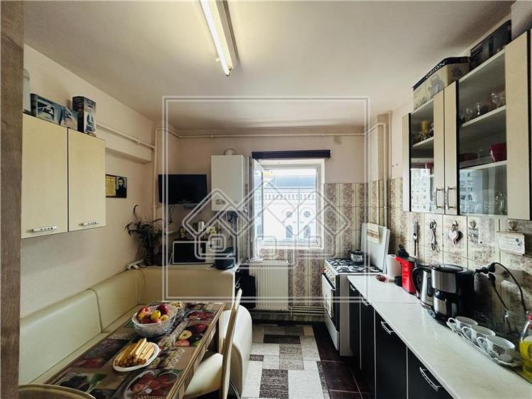 Ap decomandat, cu 2 camere, balcon, etaj 4/8 - M. Viteazu