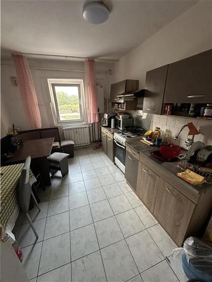 Decomandat cu 2 bai si 2 balcoane la etajul 1 bloc izolat