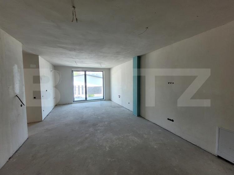 OPORTUNITATE! Apartament cu 3 camere, geam la baie, zona Intre Lacuri