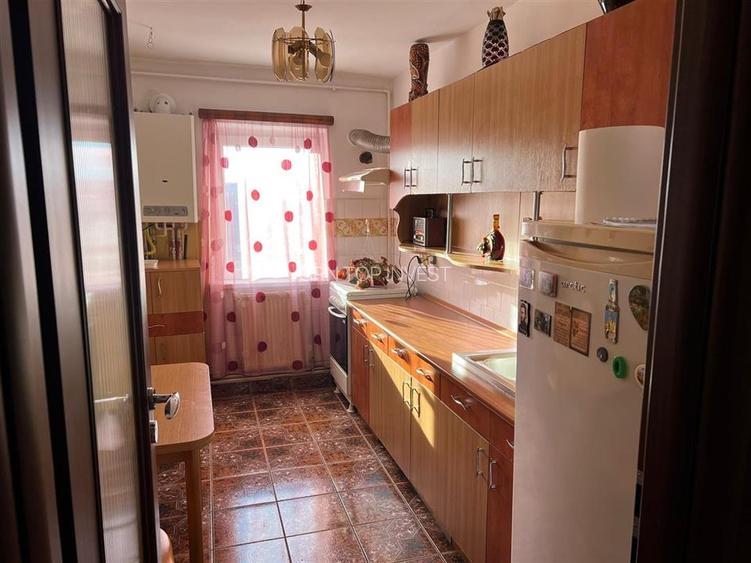 Apartament decomandat 3 camere etaj intermediar Vasile Aaron - 9