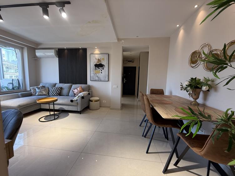 Unicat în Piața Romană! 2 camere, 53 mp, renovat integral cu designer
