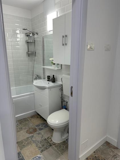 Inchiriez apartament cu 2 camere.