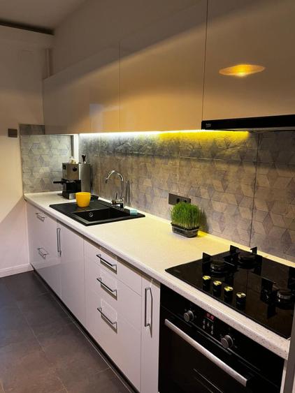 Apartament 3 camere decomandate, 2 bai, etajul 1, zona strazii Bucuresti
