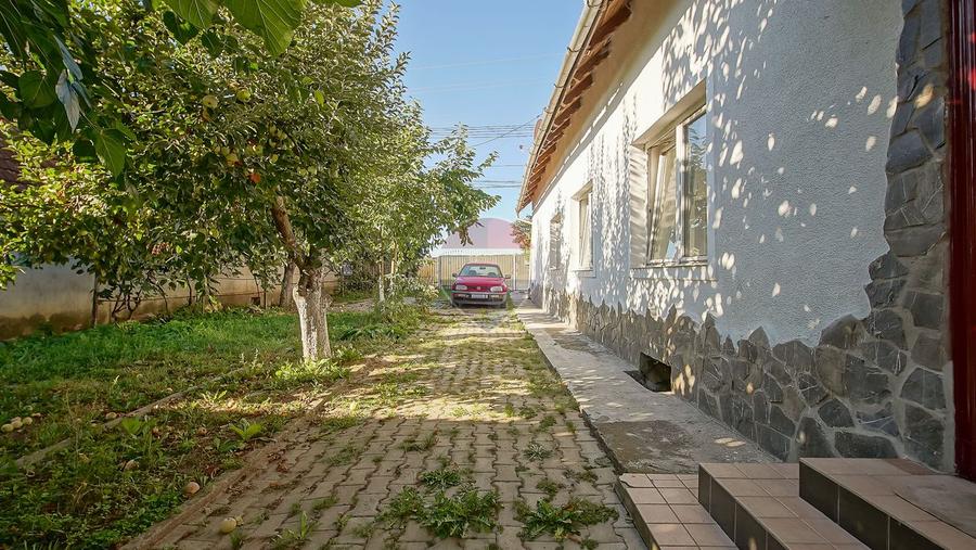 Casă 3 camere, teren 1.651 mp, vedere spre lac, Feldioara